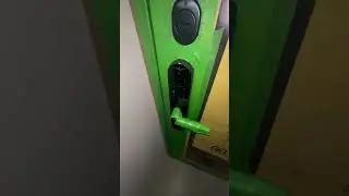 Электронный замок на двери
