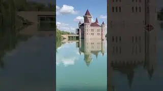 Кормление рыбы возле замка
