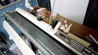 Как почистить вязальную машинку ершиком .