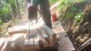 Saw the wood to make ribs measuring 6cm×6cm using a chainsaw