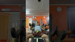 упражнение для грудных мышц с гантелями