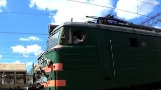Электровоз ВЛ10У-150 с грузовым поездом и приветливый помощник