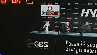 Taksi ZRT sprawdza czy stoły są przykręcone na konferencji Hype MMA