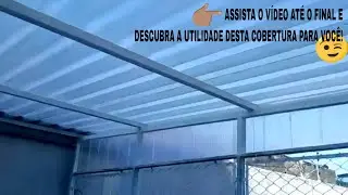 cobertura em telha de fibra com estrutura de metal.
