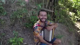 5 MINUTOS en la VIDA de un VIAJERO REAL - Viajero Colombiano sarandeándonos con su acordeón
