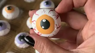 Edible Monster Eyes?! Theese Meringues Will Haunt Your Party!