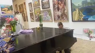 Девочка играет на рояле