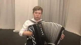 Устин Левшов - исполнитель на баяне.