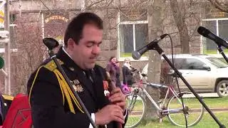 Игра на дудуке