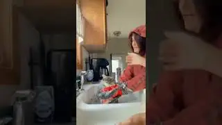 когда заставляют мыться😂😂😂 #кот #вода #дом #кухня