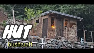 나는 산비탈에 100일의 기간속에 나무가지. 흙으로 아늑한 오두막쉼터를 완공했다