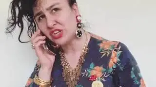 Yasemin Sakallıoğlu - Birşey Dikkatimi Çekiyor Sen Dört Gündür Fotoğraflarıma Like Atımıyorsun