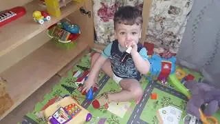 Пока мама варит борщ. Даня играет.