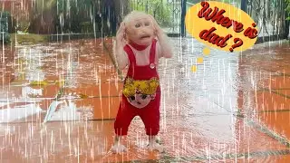 Baby monkey Lulu panicked and went looking for Dad in the rainstorm