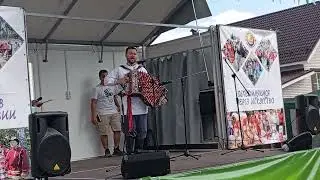 Гармонист Иван Пивоваров  ,, Расцвела сирень, черемуха в саду"