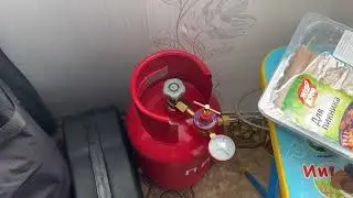 Мужской праздничный выходной продолжается вылазкой на балкон , с газовым грилем и купатами.