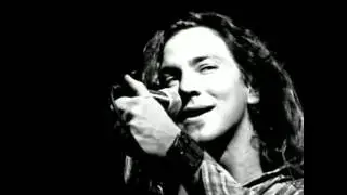 Eddie Vedder Responds to the Passing of Scott Weiland 12/4/15