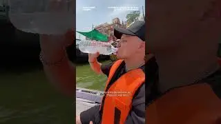Плывём в реке Ганг в Индии, но не хотим мочить ноги