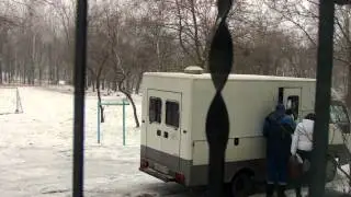 труп убитого человека забирают в морг из квартиры
