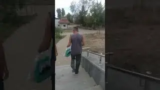 Мариуполь,парк Гурова,идём сдавать документы на рос.паспорт