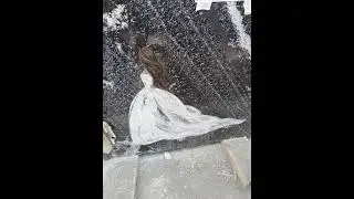 Красивый женственный памятник 