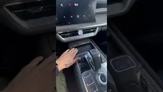 Безпроводная зарядка есть даже на заднем сиденьи