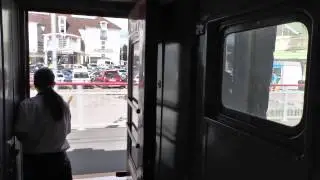 Вид из тамбура последнего вагона. Поезд набирает скорость на станции