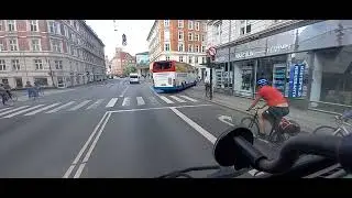 Cyklist over for rødt, undviger tværgående trafik, Falkonér Allé.