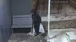 Смурфик зафаршмачил стену.