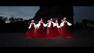 танец в светящихся нарядах.