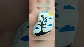 Ребенок рисует на камешках