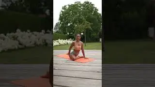 Outdoor Yoga: Mit dieser Übung dehnst du deine Hüfte besonders gut!