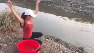 Cewek cantik baju merah keren mancing