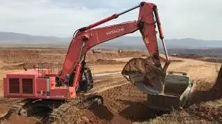 Hitachi Zaxis 670 Excavator Loading Trucks