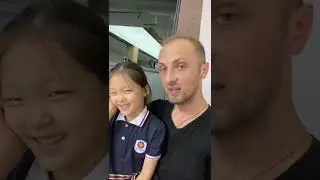 Зубарев учит  китаянку  русским словам
