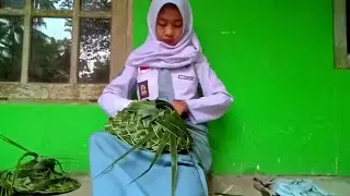 Membuat Topi dari Daun Kelapa_HERAWATI JUNINTYAS_SMAN 1 Bantarsari