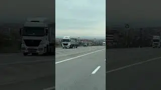 Чувак шпарит по встречке на автостраде