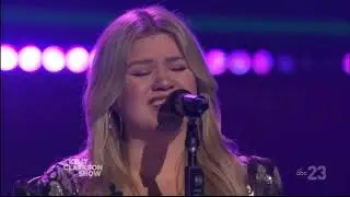 Kelly Clarkson Performs She Drives Me Crazy by The Fine Young Cannibals Live Concert August 29, 2023