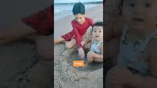 Brincando na praia, as gêmeas Rayssa e Rebeca! #robertaeasgemeas #diaadia #family #praia #gêmeas