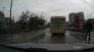 мужик дал по морде девушке.avi
