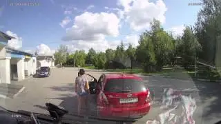 Девушка сдает назад. Авария