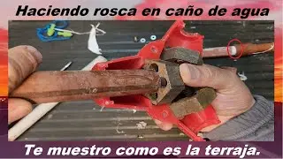 Haciendo rosca con terraja en caño de agua!