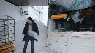 Пожарные оказывают помощь населению во время метели на Сахалине 26.01.2024