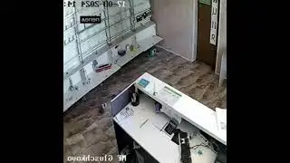 Чеченцы выносят салон сотовой связи. Глушково , Курськая обл