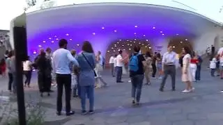 Парк "Зарядье". Вечером научиться танцевать можно бесплатно.