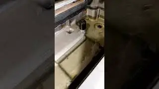 Замена масла в промышленной швейной машине.