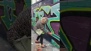 OLD LADY PAINTS A GRAFFITI OUTLINE 😆👜 #graffiti #graffitiart #shorts