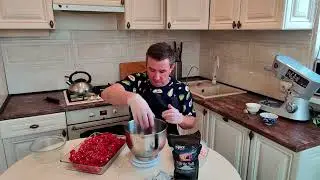 Сыровяленая колбаса говяжья с салом.