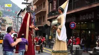 La pluja aigualeix la cercavila de gegants d'Andorra la Vella