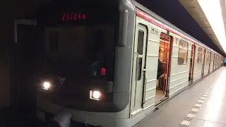 Příjezd metra 81-71M Sanitka